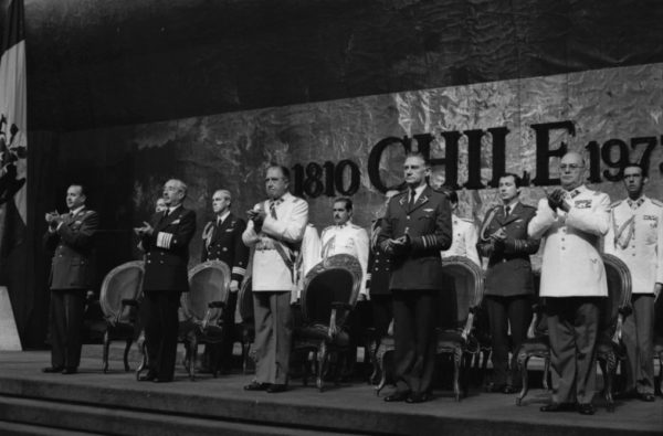 Klatschende Mörder: Die Militärjunta um Augusto Pinochet feiert eine neue Verfassung Chiles. Foto: Biblioteca del Congreso Nacional de Chile (CC 3.0)
