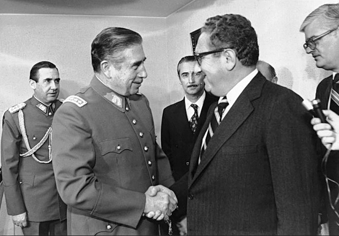 Putschist Augusto Pinochet wird 1976 vom amerikanischen Aussenminister und Friedesnobelpreisträger Henry Kissinger besucht. Foto: Archivo General Histórico del Ministerio de Relaciones Exteriores (CC 3.0)